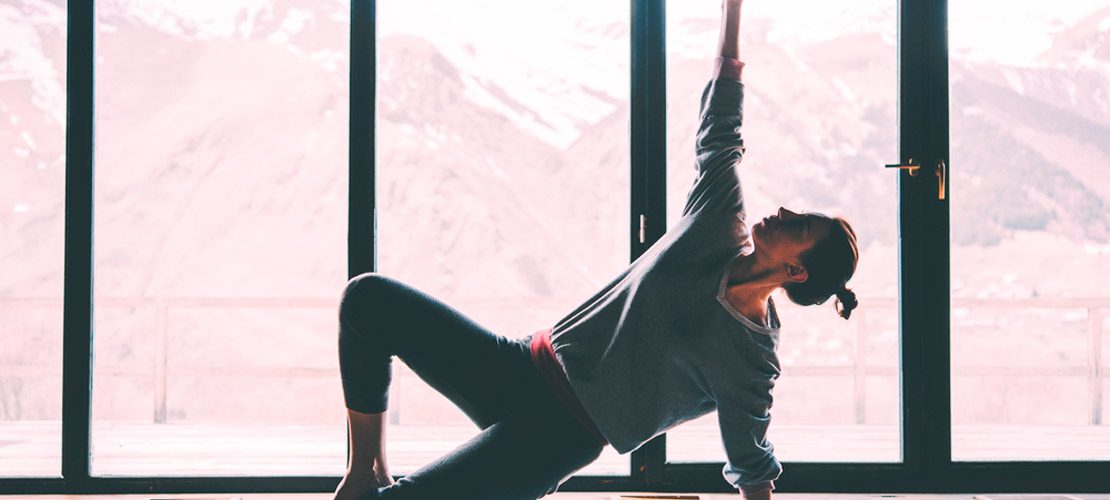 yoga facile 50 ans, postures faciles à réaliser