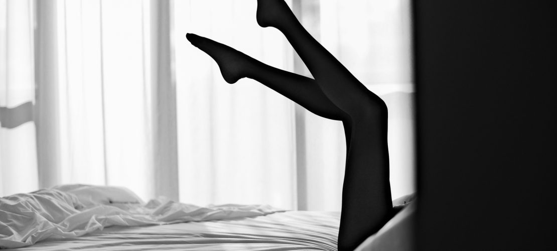 photo jambes de femme dans un lit