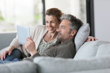 photo couple devant tablette