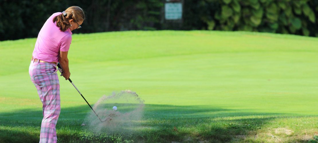 photo femme jouant au golf