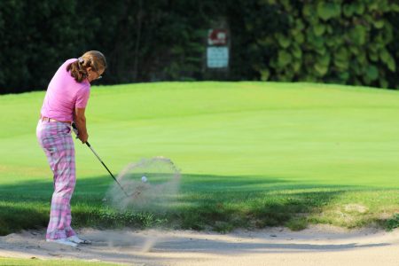 photo femme jouant au golf