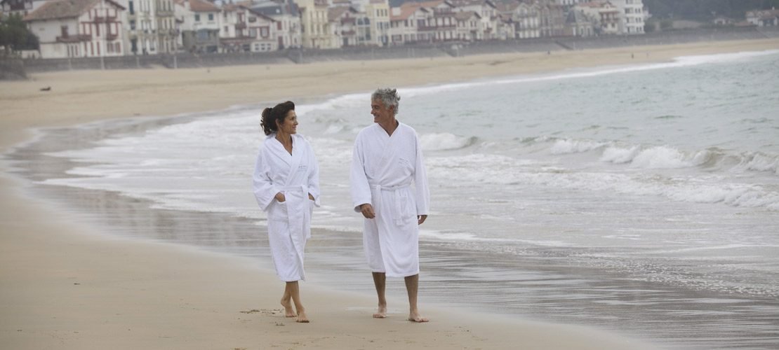 photo couple sur la plage à Saint Jean de Luz