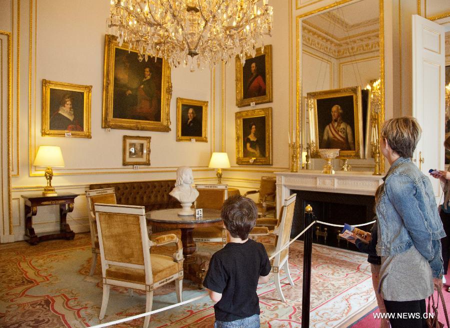 photo palais royal ouvre ses portes
