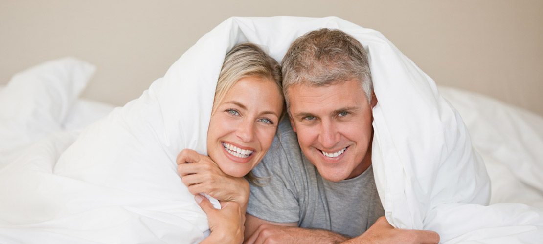 photo couple sous la couette