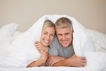 photo couple sous la couette