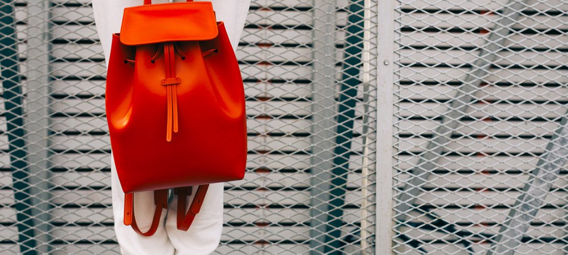 photo femme avec sac à dos