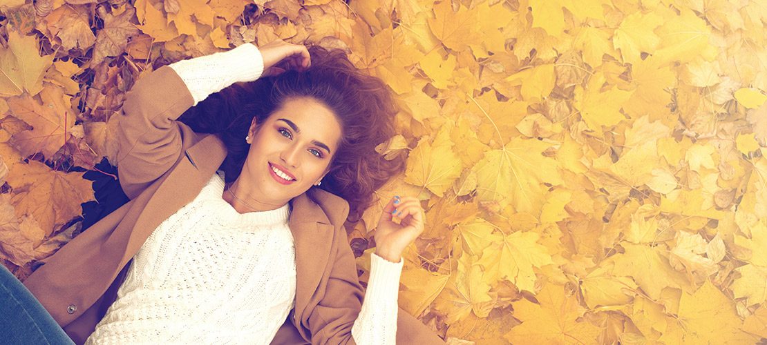photo femme allongée dans feuilles d'automne
