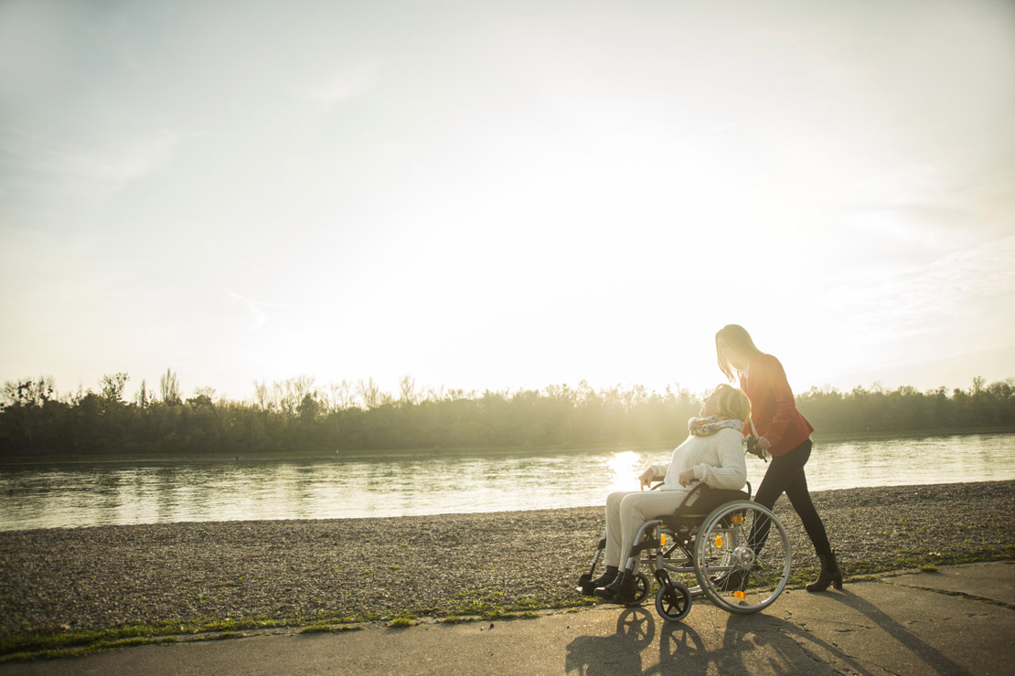 photo femme aidant personne handicapé 