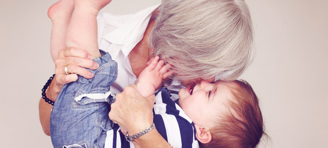 photo grand mère complice avec son petit fils