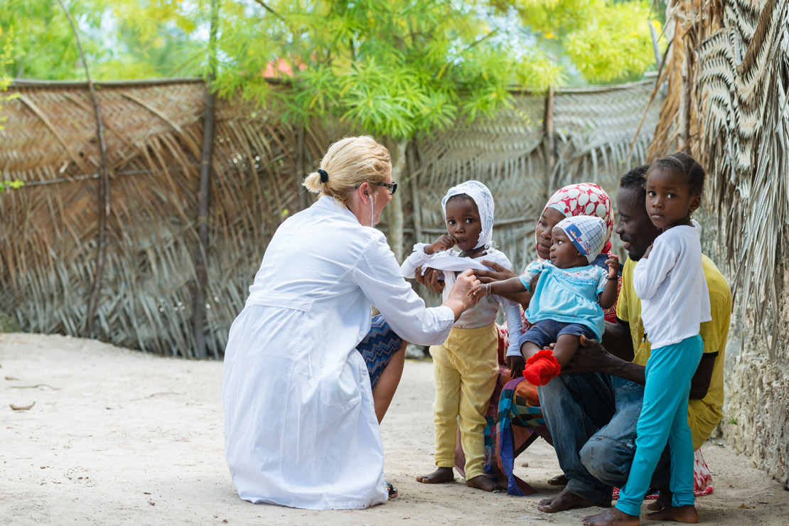 photo médecin soignant enfants africains