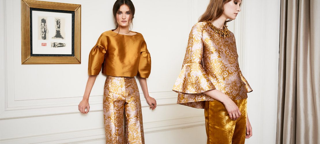photo femmes habillées en doré