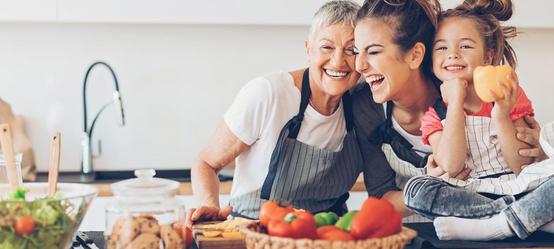 photo famille qui cuisine heureuse