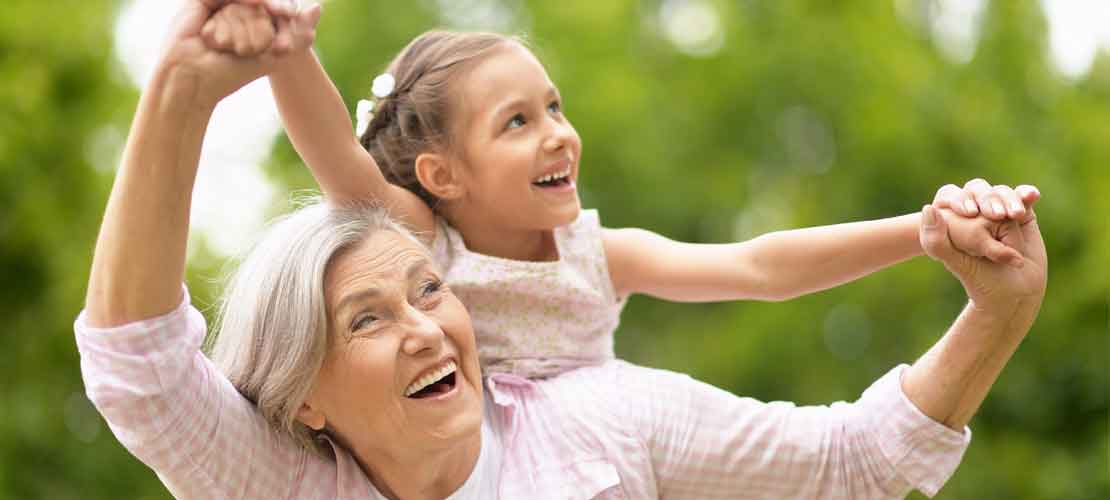 Devenir grand-mère : une chance à savourer à sa façon