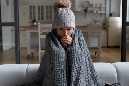 vrouw die het altijd koud heeft