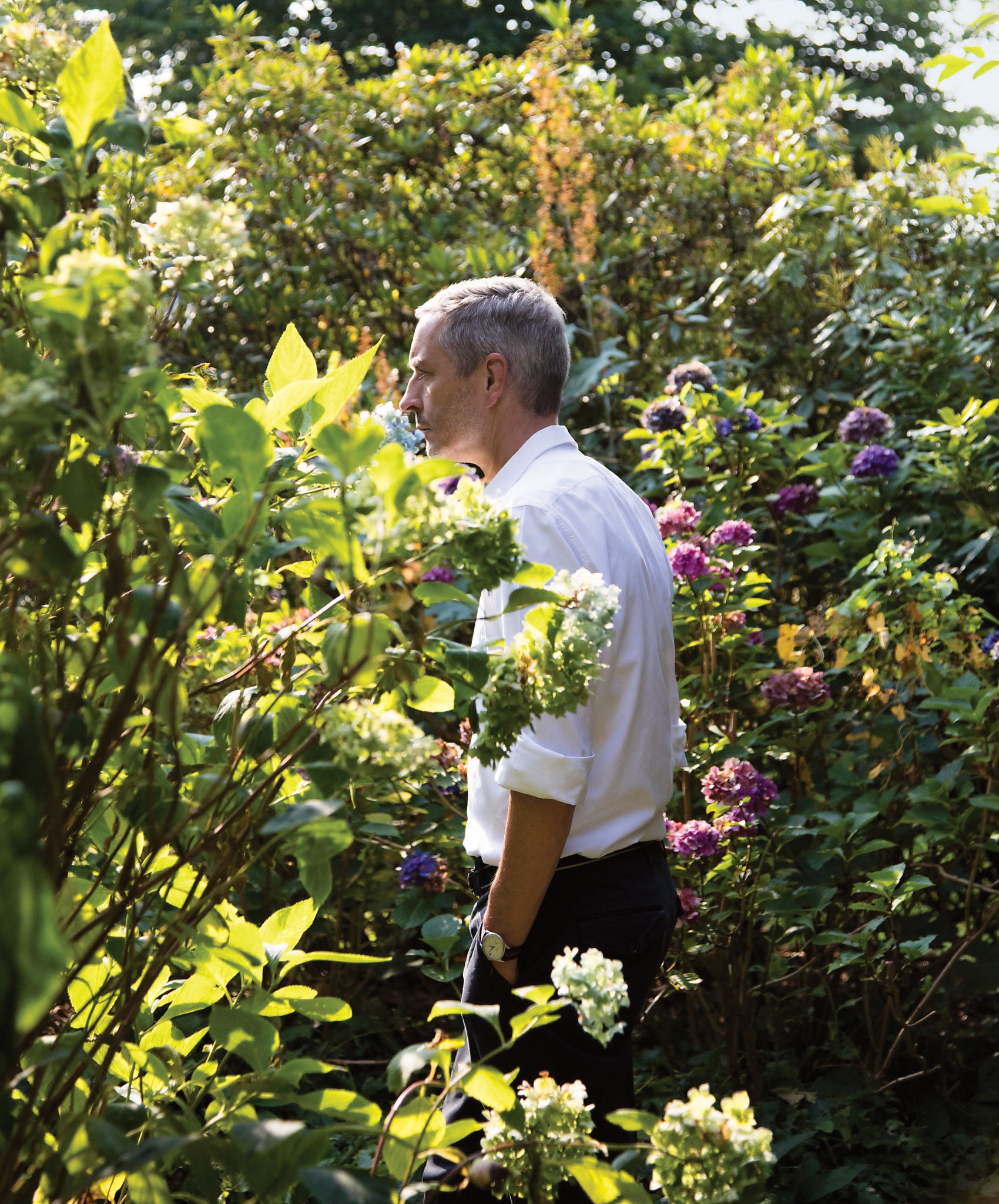 Dries Van Noten in zijn bloementuin waar hij elke dag verse bloemen plukt © Jackie Nickerson